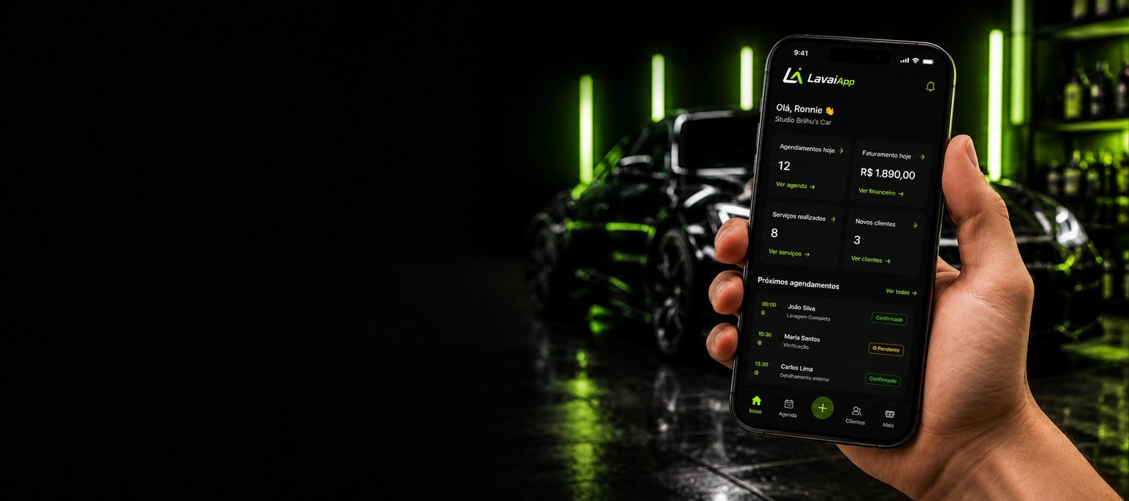 Celular na mão mostrando o painel do LavaíApp, com um carro ao fundo